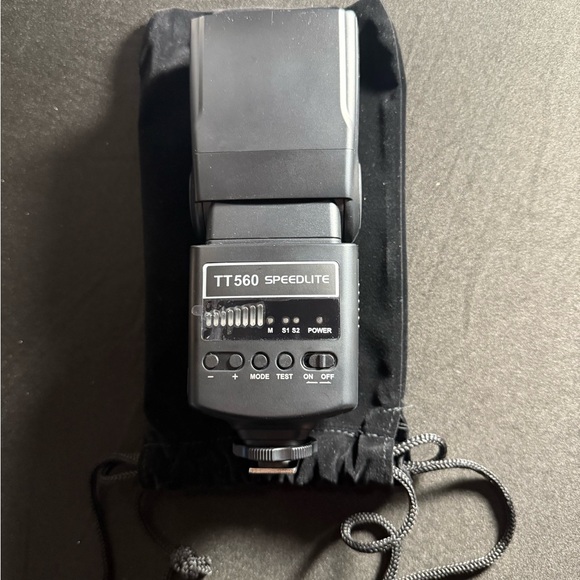 NEEWER TT560 Flash Speedlite - Picture 2 of 5